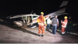 Una avioneta tripulada por varias personas perdió el control y debió