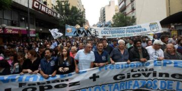 Encienden antorchas contra las políticas en los servicios públicos