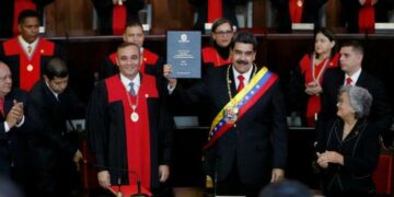En soledad, Maduro asumió y ratificó el ‘rumbo democrático’