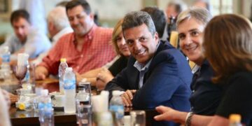 Massa hizo campaña en el interior provincial acompañado por Llaryora