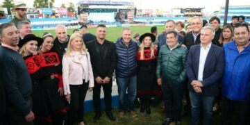 La campaña política desembarcó en los festivales de verano