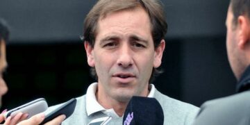 Prohíben el uso de polleras por arriba de las rodillas en un municipio