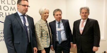 Lagarde felicitó a Dujovne y Sandleris por «estabilizar» la economía argentina