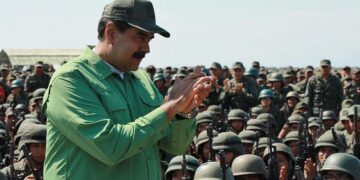 Maduro cada día más encerrado