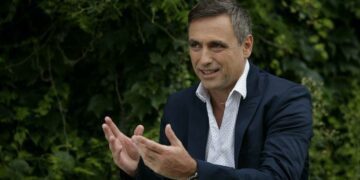 Mestre procura salir a flote con críticas al Gobernador