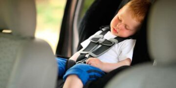 Los peligros de dejar a un niño solo en el auto
