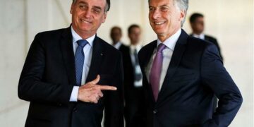 Así fue el inesperado “saludo pistolero” de Bolsonaro a Macri