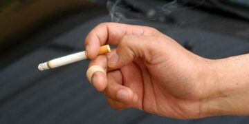 Buscan prohibir que se fume en la vía pública