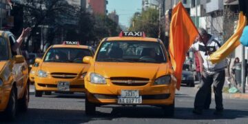 Disconformidad de peones y choferes de taxis por el reparto de chapas