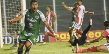 Instituto no lo aguantó y Sarmiento se lo empató al final