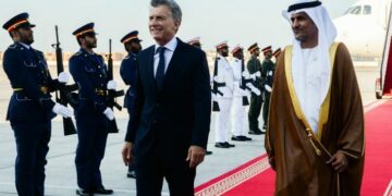 Macri llegó a Emiratos Árabes y se reúne con el príncipe heredero saudita