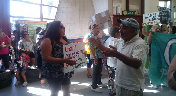En protesta por los hundimientos, vecinos de Villa El Libertador tomaron el CPC