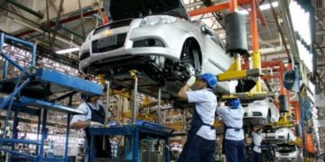 La producción automotriz cayó más de 32% en enero