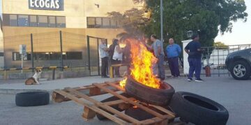 Protesta de trabajadores de Ecogas por una docena de despidos