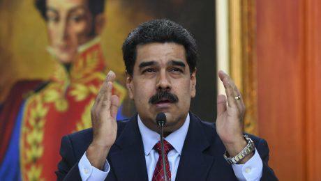 EE.UU. aumenta la presión sobre Maduro, que moviliza sus tropas