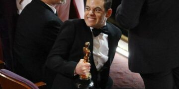 Rami Malek se cayó del escenario tras recibir el premio a Mejor Actor
