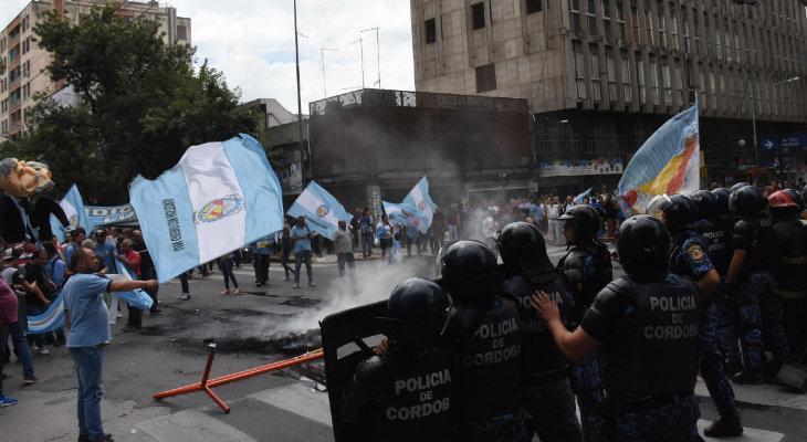 Con marchas y “huevazos” Luz y Fuerza intensificó la protesta Con marchas y “huevazos” Luz y Fuerza intensificó la protesta