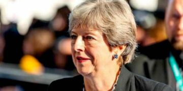 May se reúne con las autoridades de la UE
