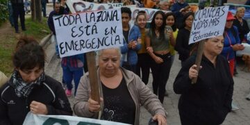 Vecinos de Villa el Libertador marcharon exigiendo la construcción de cloacas