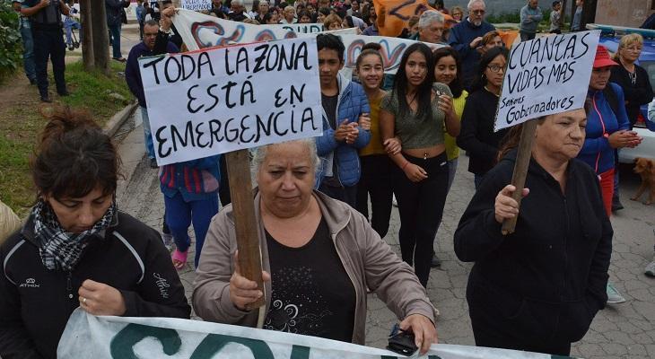 Vecinos de Villa el Libertador marcharon exigiendo la construcción de cloacas