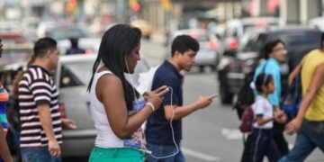 Los adolescentes usan sus celulares cada vez más horas