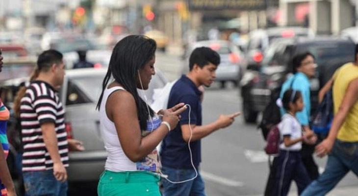 Los adolescentes usan sus celulares cada vez más horas