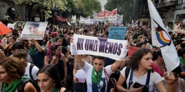 San Carlos Minas: asesinó a su novia frente a sus hijos y huyó