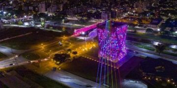 Global Rainbow: el espectáculo de rayos láser que atraviesan el cielo nocturno cordobés