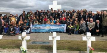 Familiares de soldados caídos en Malvinas desplegaron la bandera argentina en las islas