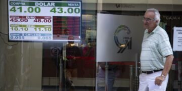 El Gobierno minimiza la suba del dólar