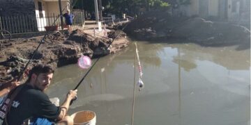 Vecinos de Villa El Libertador pescaron en una laguna de aguas servidas