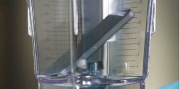 Trituraron un teléfono celular para analizar sus componentes