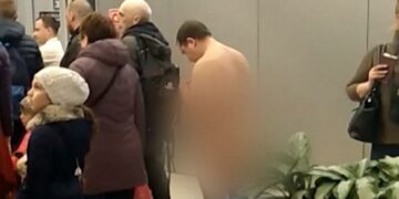 Un hombre intentó abordar  desnudo un avión en Rusia