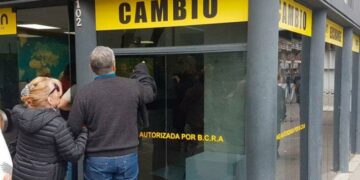 El dólar anotó su octava suba consecutiva y rozó los $45