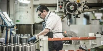 La economía cayó un 5,7% y suma diez meses de recesión