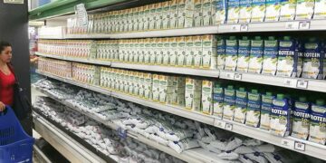 La crisis en la industria láctea se refleja en las góndolas y en los precios