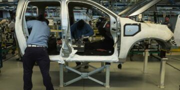 Por el derrumbe en las ventas, Renault aplica suspensiones