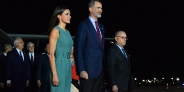 Los reyes de España esperaron un hora para bajar del avión