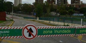 La avenida Costanera permanece cortada por las lluvias de anoche