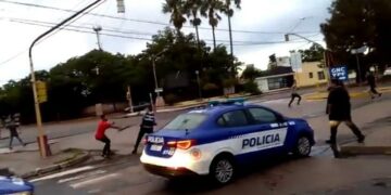 Cruz del Eje: un hombre atacó a la Policía con una rama