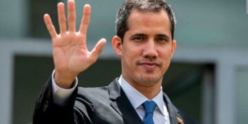 Guaidó regresa a Venezuela y podría quedar detenido