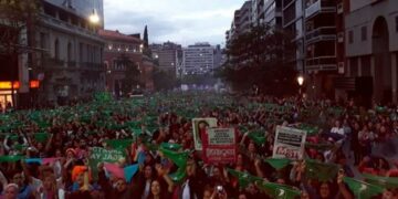 Multitudinaria marcha de mujeres en Córdoba por el 8M