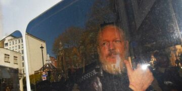Assange afronta al menos un año de cárcel en el Reino Unido