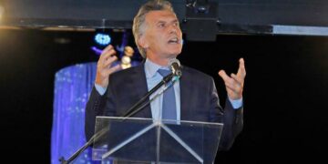 Bertone cruzó a Macri por  criticar la industria electrónica