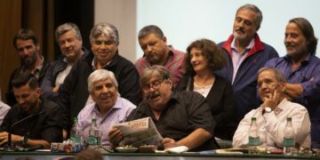 Moyano lanzó un paro para el 30 de abril y criticó a la CGT