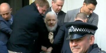 Reino Unido arresta a Assange tras retirarle Ecuador el asilo diplomático