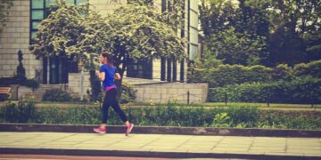 Al correr hacemos minúsculas correcciones que nos evitan caer