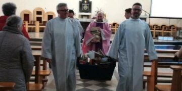 Curas polacos quemaron libros por considerarlos sacrílegos