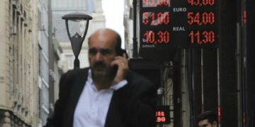 El dólar terminó la semana al borde de los $47