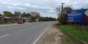 Un hombre falleció al chocar su auto contra un poste de luz